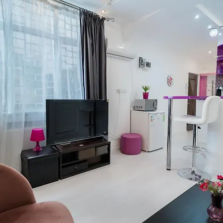 Ultra White & Lila Apartment *