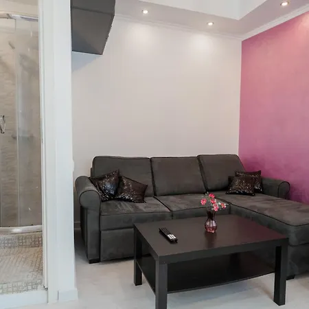 Ultra White & Lila Apartment
