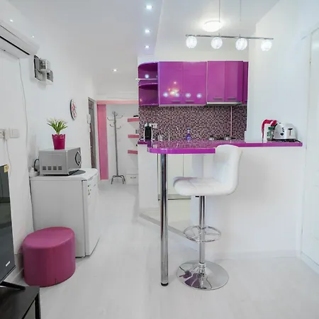 Ultra White & Lila Apartment Bucharest