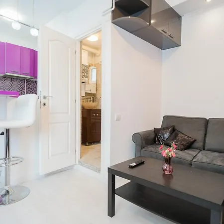 Ultra White & Lila Apartment Bucharest