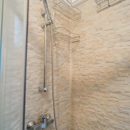 Ultra White & Lila Apartment Bucharest