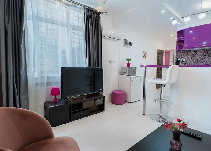 Ultra White & Lila Apartament *