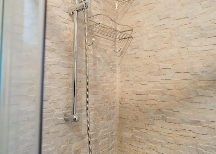 Ultra White & Lila Apartament Bucureşti