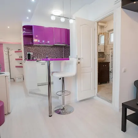 Ultra White & Lila Appartement